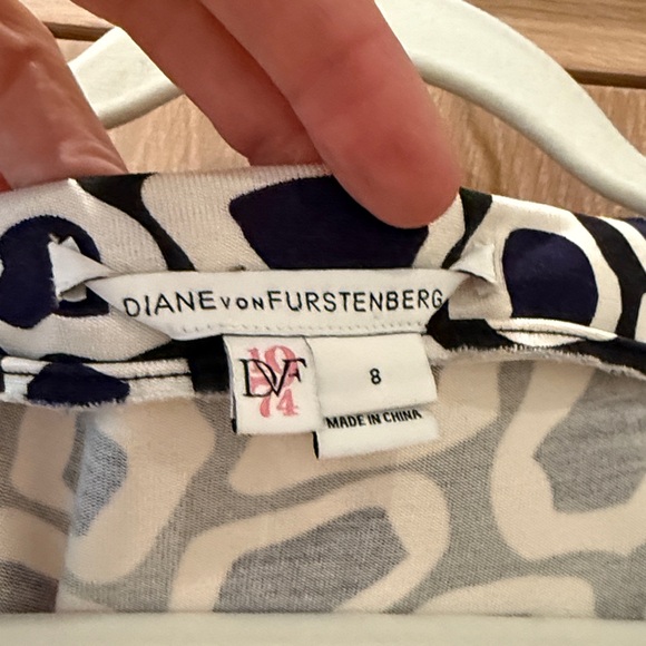 Diane Von Furstenberg Black / Navy & and Off White Patterned Wrap Dress - size 8 - Picture 3 of 3